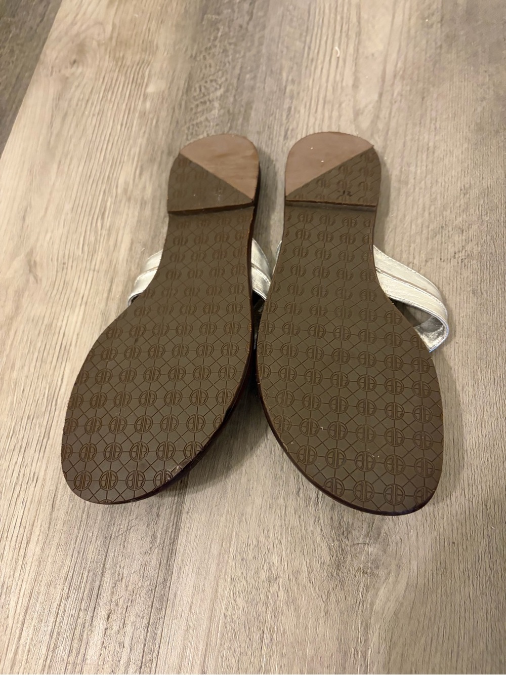 Lilly Pulitzer McKim Silver Leather Ring Thong Sandals Size 7.5 - Picture 5 of 6